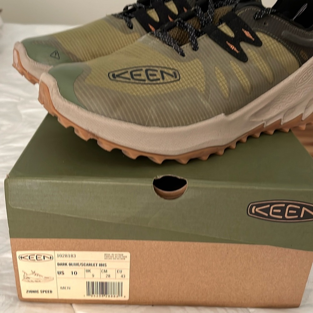 Mens Keen Zionic hiking shoes, size 10.